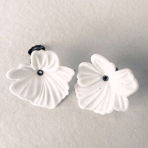 Vintage White Flower Shell Clip-On Lightweight Fashion Earrings